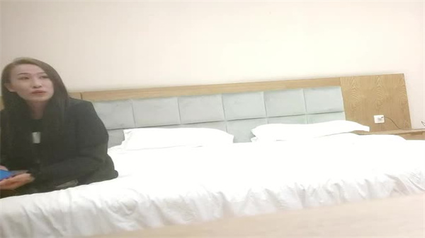 无情的屌深夜约战外围御姐黑丝美腿挑逗